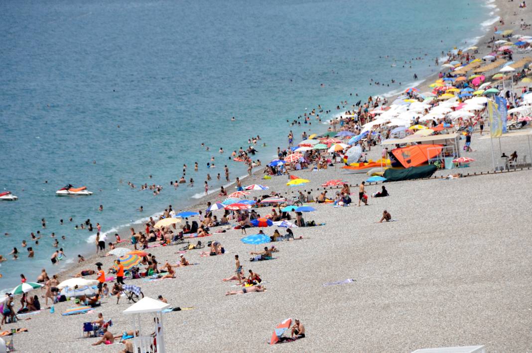 Bayramda Antalya'nın nüfusu 4 milyonu bulacak: Yer için valiyi arayan var 3